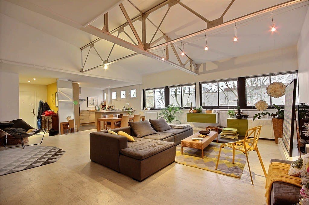 Loft à Pantin : ancien atelier sous charpente métallique, grand séjour baigné de lumière