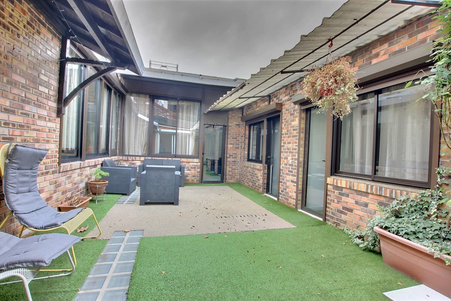 Maison-loft de 302 m² — trois entrées indépendantes